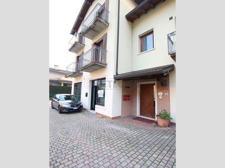 Immobile commerciale in Affitto a Arcugnano, 1'100€, 109 m²