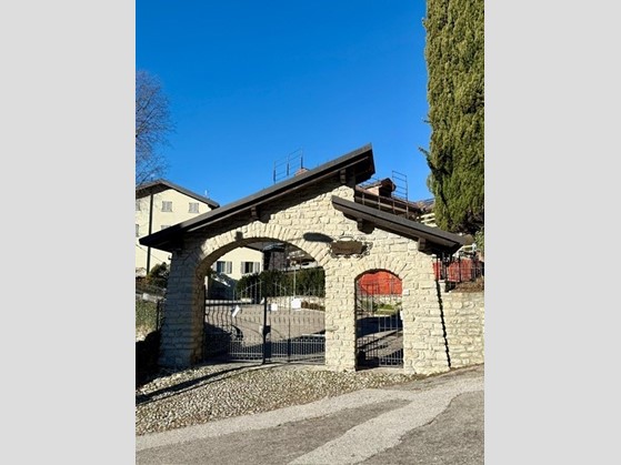 Trilocale in Vendita a Canzo, 417'000€, 139 m²