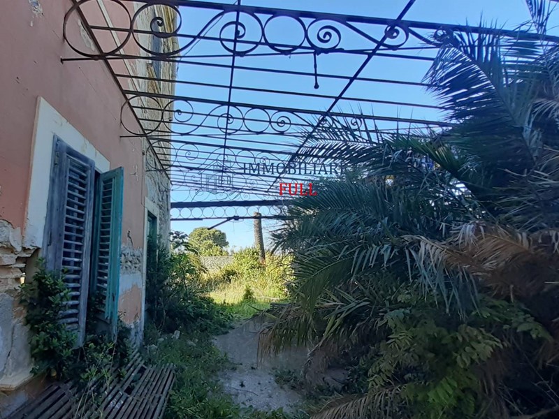 Casa Indipendente in Vendita a Messina, zona Nord, 262'000€, 500 m²