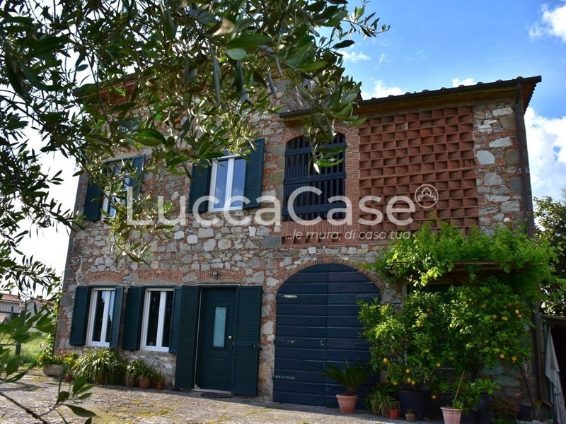 Casale in Vendita a Capannori, zona Lammari, 500'000€, 210 m²
