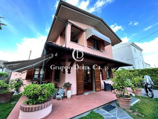 Villa bifamiliare in Affitto a Forte dei Marmi, 6'000€, 120 m², arredato