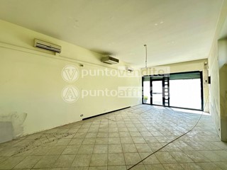 Negozio in Affitto a Lucca, zona Sant'Anna, 1'500€, 75 m²