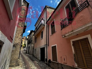 Quadrilocale in Vendita a Rovito, 60'000€, 170 m²