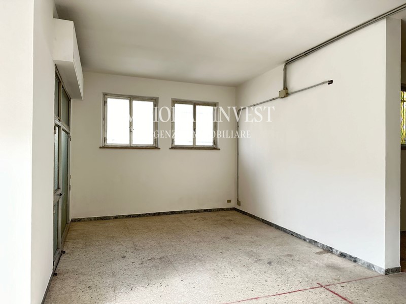 Capannone in Vendita a Martinsicuro, 98'000€, 340 m², con Box
