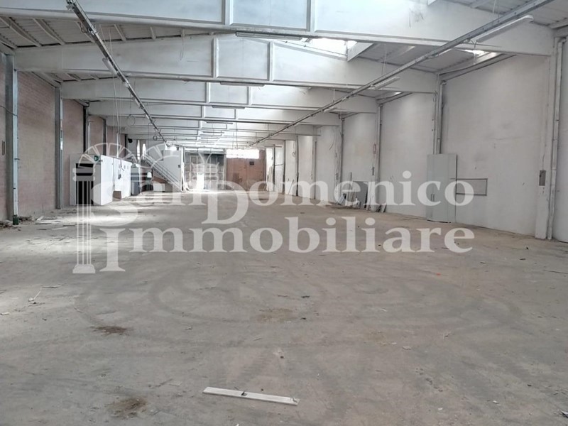 Capannone in Vendita a Empoli, 480'000€, 940 m²
