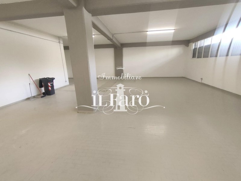 Magazzino in Vendita a Campi Bisenzio, 215'000€, 280 m²