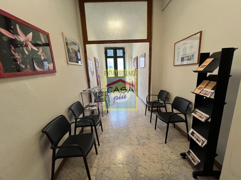 Ufficio in Affitto a Cascina, zona Navacchio, 850€, 100 m²
