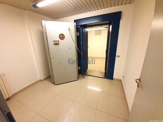 Negozio in Vendita a Abbiategrasso, 605'000€, 560 m²