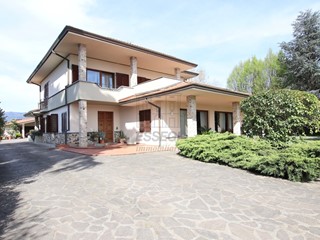 Villa in Vendita a Lucca, 750'000€, 300 m², con Box