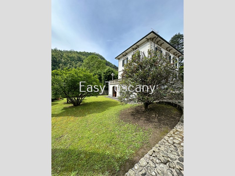 Casa Indipendente in Vendita a Bagni di Lucca, 1'200'000€, 800 m², con Box