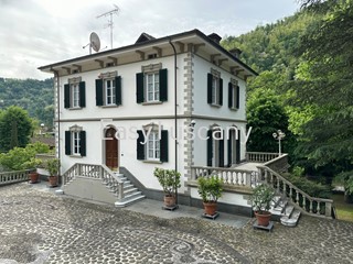 Casa Indipendente in Vendita a Bagni di Lucca, 1'200'000€, 800 m², con Box
