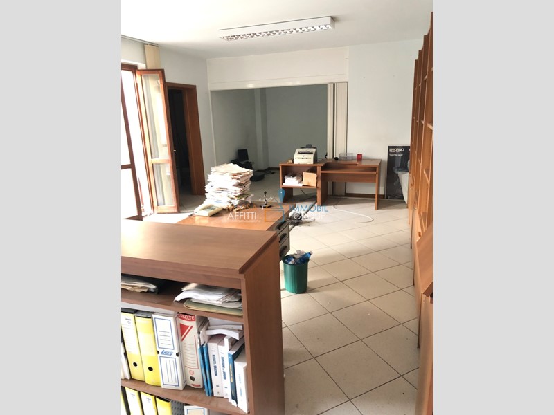 Ufficio in Vendita a Montignoso, 70'000€, 65 m²