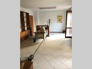 Ufficio in Vendita a Montignoso, 70'000€, 65 m²