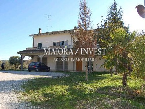 Casa Indipendente in Vendita a Carassai, 230'000€, 750 m²