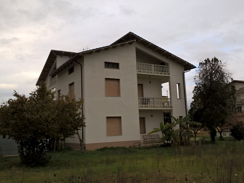 Villa bifamiliare in Vendita a Atessa, zona Via piana la Fara, 145'000€, 170 m²