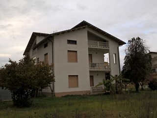 Villa bifamiliare in Vendita a Atessa, zona Via piana la Fara, 145'000€, 170 m²