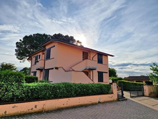 Villa in Vendita a Fucecchio, zona San Pierino, 460'000€, 345 m², con Box