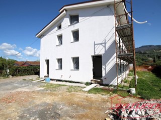 Villa bifamiliare in Vendita a Capannori, zona Marlia, 430'000€, 140 m²