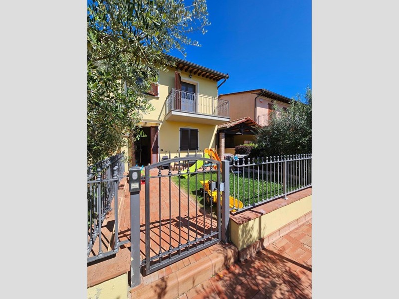 Villetta a schiera in Vendita a Crespina Lorenzana, zona Le Lame, 289'000€, 160 m²