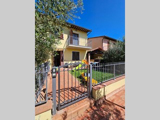 Villetta a schiera in Vendita a Crespina Lorenzana, zona Le Lame, 289'000€, 160 m²