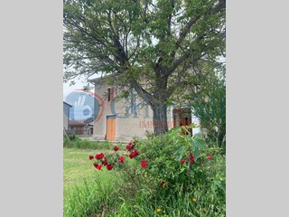 Quadrilocale in Vendita a Bettona, 125'000€, 240 m²