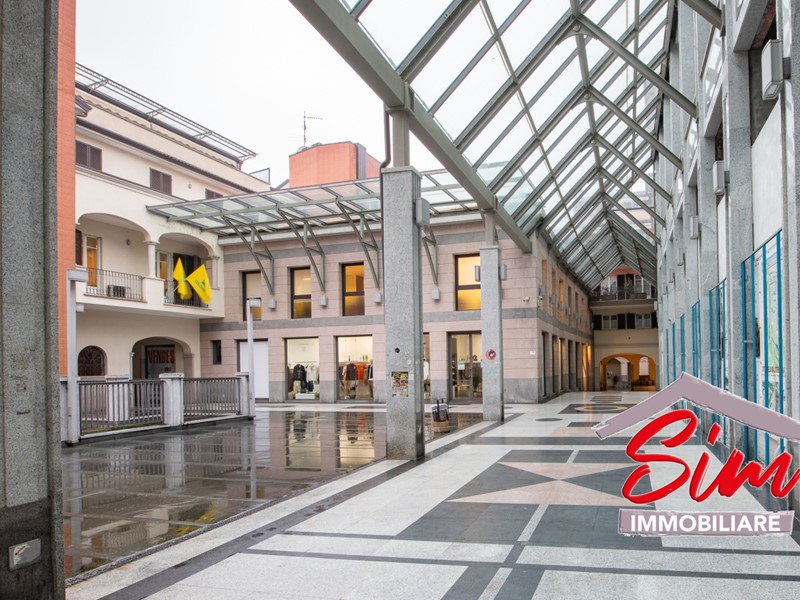 Immobile commerciale in Vendita a Novara, zona Centro storico, 273'000€, 130 m²