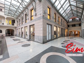 Immobile commerciale in Vendita a Novara, zona Centro storico, 273'000€, 130 m²