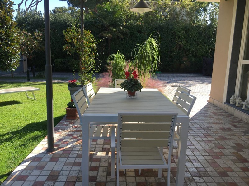 Villa bifamiliare in Vendita a Camaiore, zona Lido di Camaiore, 200 m², arredato