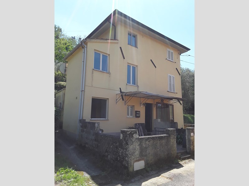 Casa Semi Indipendente in Vendita a Massarosa, zona Bozzano, 165'000€, 103 m²