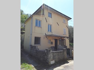 Casa Semi Indipendente in Vendita a Massarosa, zona Bozzano, 165'000€, 103 m²