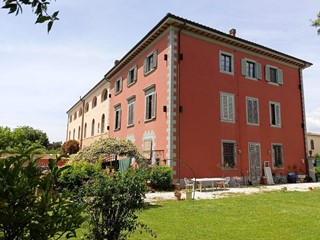 Casale in Vendita a Cascina, 595'000€, 550 m²