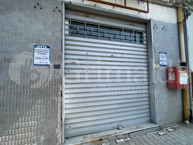 Attività commerciale in Affitto a Montecorvino Pugliano, 700€, 150 m²