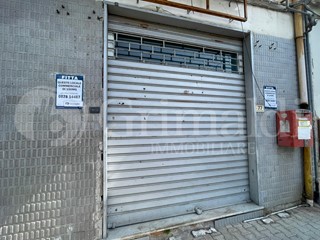 Attività commerciale in Affitto a Montecorvino Pugliano, 700€, 150 m²