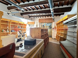 Negozio in Vendita a Arezzo, 155'000€, 107 m²