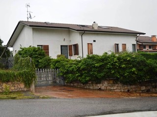Casa Indipendente in Vendita a Soave, 300'000€, 393 m²