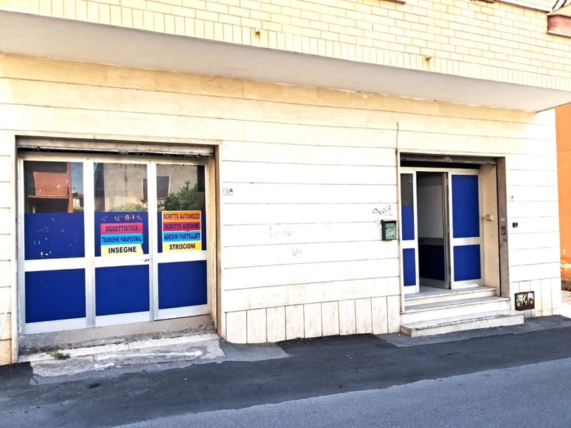 Immobile commerciale in Vendita a Guidonia Montecelio, zona Villanova, 102'000€, 122 m²