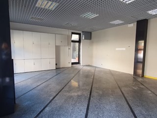 Ufficio in Affitto a Porcari, 750€, 90 m²