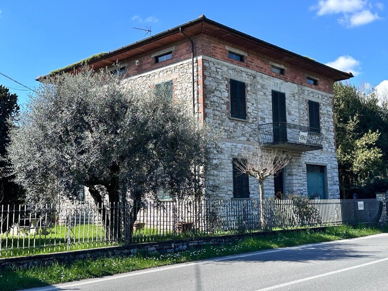 Villa in Vendita a Lucca, zona Cappella, 260'000€, 300 m²