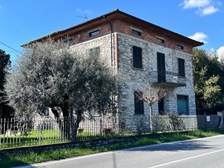 Villa in Vendita a Lucca, zona Cappella, 260'000€, 300 m²