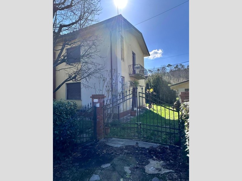 Villa bifamiliare in Vendita a Lucca, zona Cappella, 188'000€, 90 m², con Box