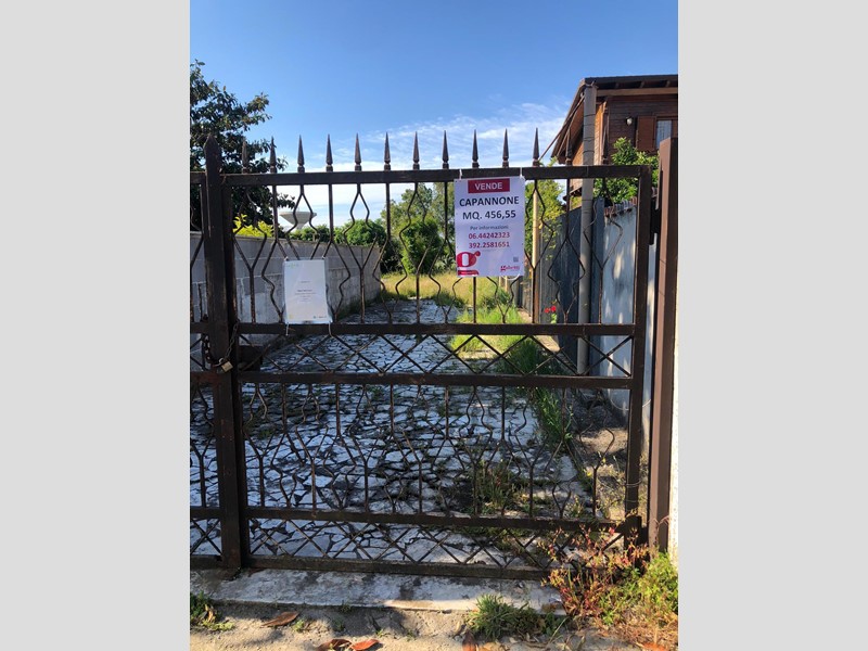 Capannone in Vendita a Aprilia, 121'000€, 457 m²