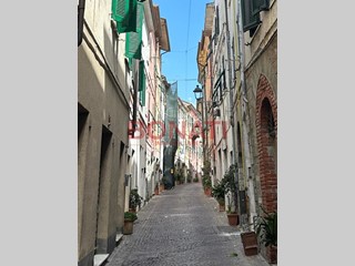 Appartamento in Vendita a Santo Stefano di Magra, zona Santo Stefano, 120'000€, 163 m²