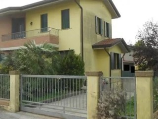 Casa Semi Indipendente in Vendita a Rovigo, 76'200&euro;, 223 m²