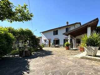 Casa Indipendente in Vendita a Vernio, 270'000€, 180 m²