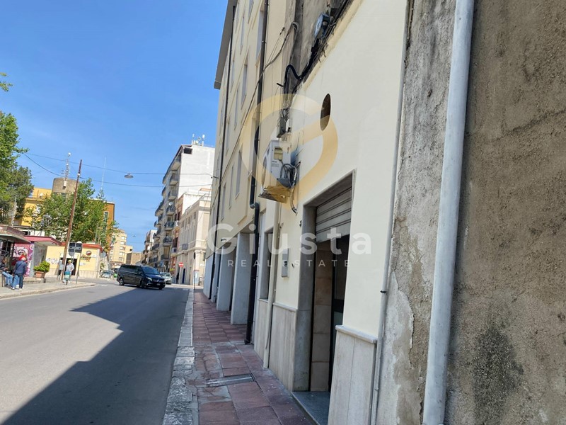 Immobile commerciale in Affitto a Brindisi, zona Zona Centro, 700€, 40 m²