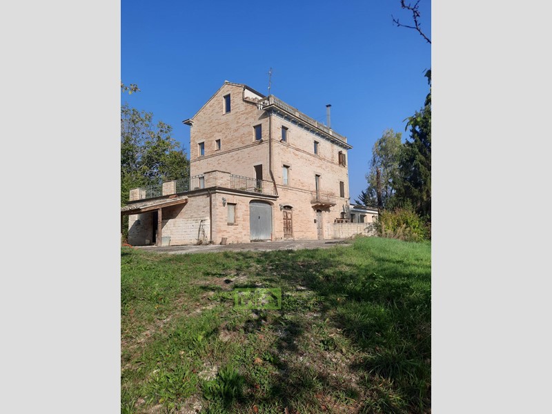 Rustico in Vendita a Monte San Pietrangeli, zona Campagna, 220'000€, 200 m²
