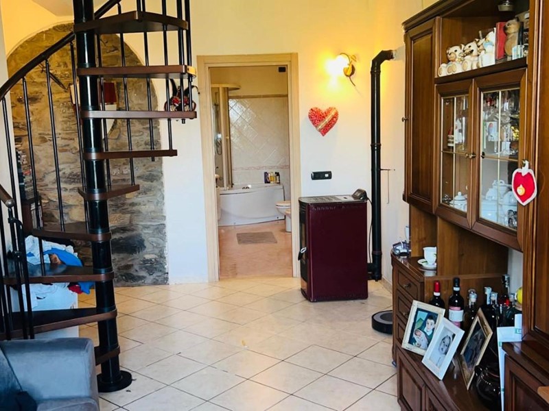 Casa Indipendente in Vendita a Podenzana, 180'000€, 200 m², arredato