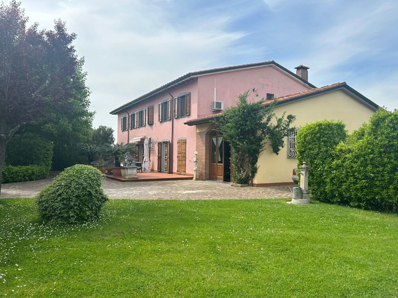 Casa di corte in Vendita a Cascina, zona Latignano, 800'000€, 440 m², arredato, con Box