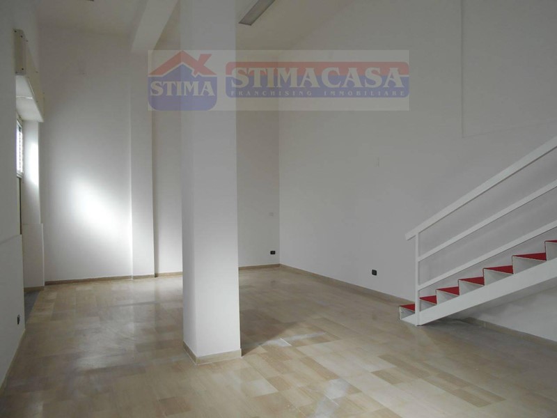 Ufficio in Affitto a Cardito, 600€, 100 m²