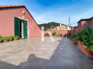 Appartamento in Vendita a Savona, zona Lavagnola, 655'000€, 170 m², con Box